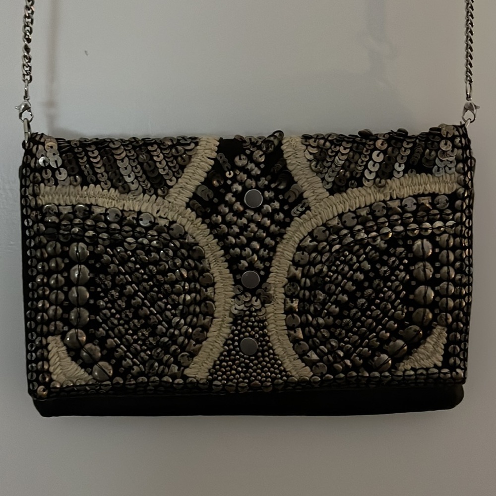 Clutch with removable metal chain